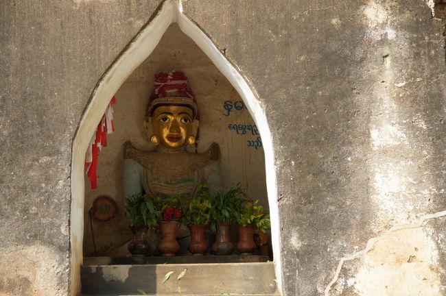 砂絵の売り込みついでに、解説してくれたところによると、左右の祠に兄妹の神様がいらっしゃるそうです。こちらが妹だっけ。