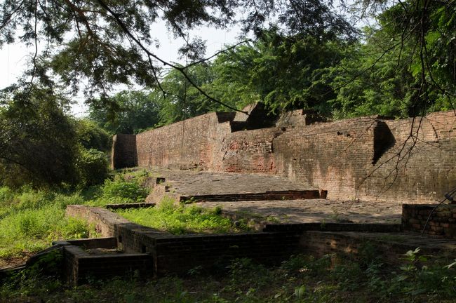 門に続く城壁は、ちと廃墟っぽいな。