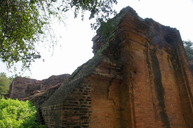 さて、門はこのくらいで。お寺巡りに行きましょ。次は、川沿いのお寺、ブーパヤー・パヤー行ってみましょ。