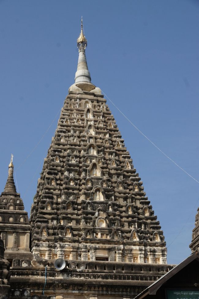 呼びとめたお姉さんが、やっぱり頼みもしないのに案内してくれます。ガイドはえぇけど、何売りつけて来るんでしょ？<br /><br />まぁ、それはともかく、お寺の建物。インド風と言う事で、確かに前日見た寺とは違った佇まい。