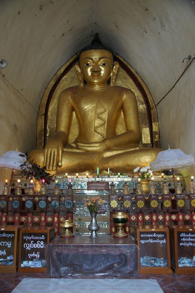 中には、普通に？金ぴかの仏様やね。