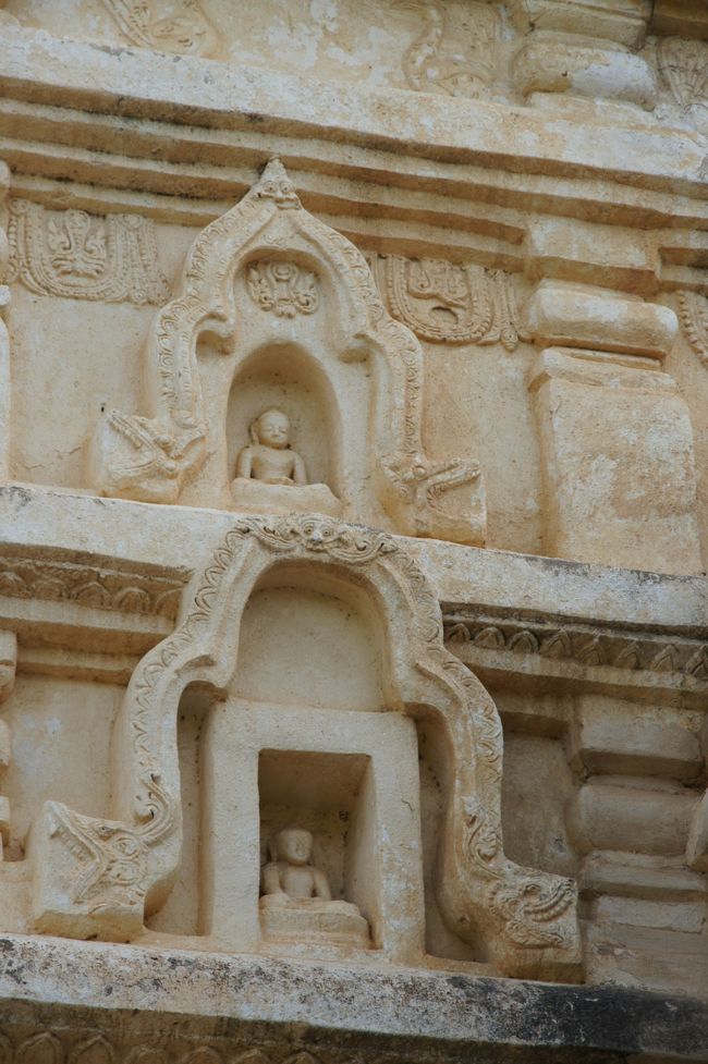 壁面、遠目には何かの装飾かと思いきや、小さな仏様が沢山いらっしゃいますね。