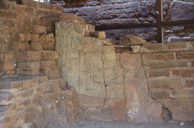 建物見た後は、お姉さんにあちこち連れて行かれます。仏様縁の地を模したもんが、7か所ほど。んで、なんだか厳重に囲われたこれ、お勧めらしいんですが…なんだか判らんかった…