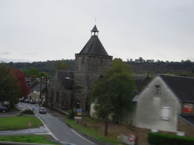 ３日目はモンサンミッシェル観光の日。Emiトラベルを利用しました。<br />朝６時３０分位にパレロワイヤル広場に集合なんですが、真っ暗だし寒いし浮浪者は地下鉄の出口に寝てるし。<br />予約の方全員そろわず出発。バスの運転手は２人、法律上長時間運転をさせてはいけないそうです。シャンゼリゼから１５区や１６区のガイドを聞きながら高速へ。１時間ほど過ぎたところでやっと朝日が差してきてなんて空の綺麗なこと！モネの絵に見られるような淡い茜色と薄紫色のコントラストのうす曇りの空が見えてきました。起きてて良かった。<br />途中サービスエリアでトイレ休憩、まあショップのレジのお客さんの列が長いこと！レジは中年のおばさんが一人で切り盛りしてて「もうたくさんよ！」って逆切れ・・・ここにしかないプーラールのお土産もあるらしく大変込んでおりました。コーヒーの自販機も３台中１台しか稼働せず。<br />写真は高速のバスの中から過ぎゆく車窓から。