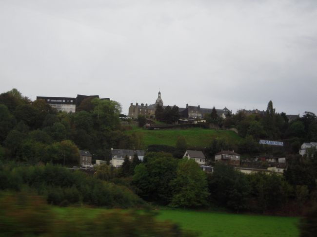 モンサンミッシェルの手前の丘の上の小さな村と教会。ガイドさんによると<br />モンサンミッシェルを建てるよう啓示をうけたオベール神父がいた教会だとか、偶然撮っていました。緑がいっぱいあって、農地もなだらかに広がって<br />４時間の道のり全然飽きません。