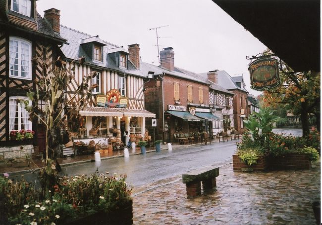 フランスの美しい村１００選に選ばれた村の一つ、ブブロン村に到着。<br />アンティークショップや街並みがかわいらしいですが、なにせどしゃぶりの大雨で身動きとれず・・・晴れていたら良かったのに・・・・