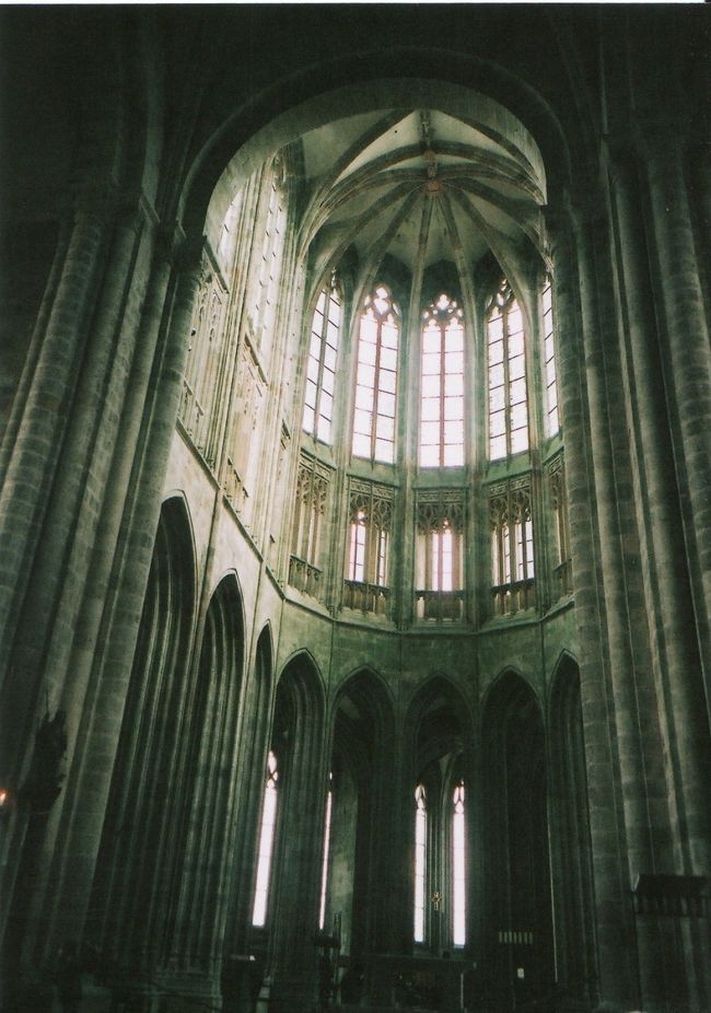 ラ・メール・プーラール・テラスというレストランで名物オムレツを。<br />なんか、泡立てた卵（ケーキ用に泡立てたような）を焼いているので、泡を食べてる感じ。フライドポテトはさすがにうまし。シードルが余計目におまけでサービスしてくれました。Ce gentil !<br />残り２時間！修道院への観光を急ぎます。<br />まずは、大聖堂！　質素だけれど、荘厳な雰囲気。