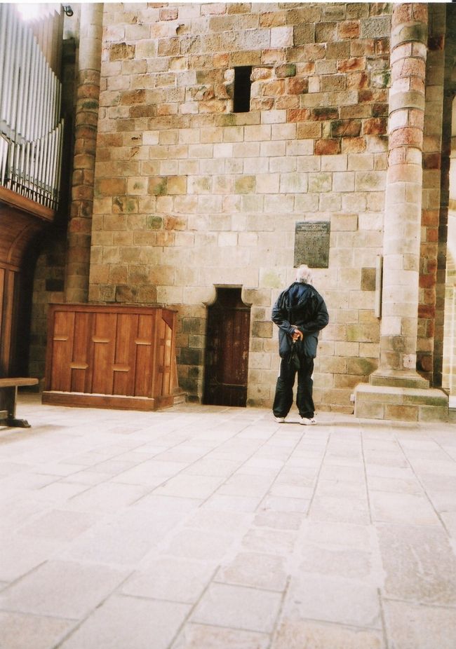 大聖堂の中、向かって右側のパイプオルガンのあるスペース。<br />このちいさなドアって世界不思議発見！で出てきたドアじゃないでしょうか？向かいにも同じようなドアがありました。このドアを降りて行くと、オベール神父が最初に建てた教会部分に行きつくとか。<br />修道院の中をずっと行くと長い階段スペースがありましたが、そこにも小さなドアが並んでて一般公開されていませんでした。初期の教会がそこに眠っているんだと思います。看板にはそんな風に書いてあったかな。