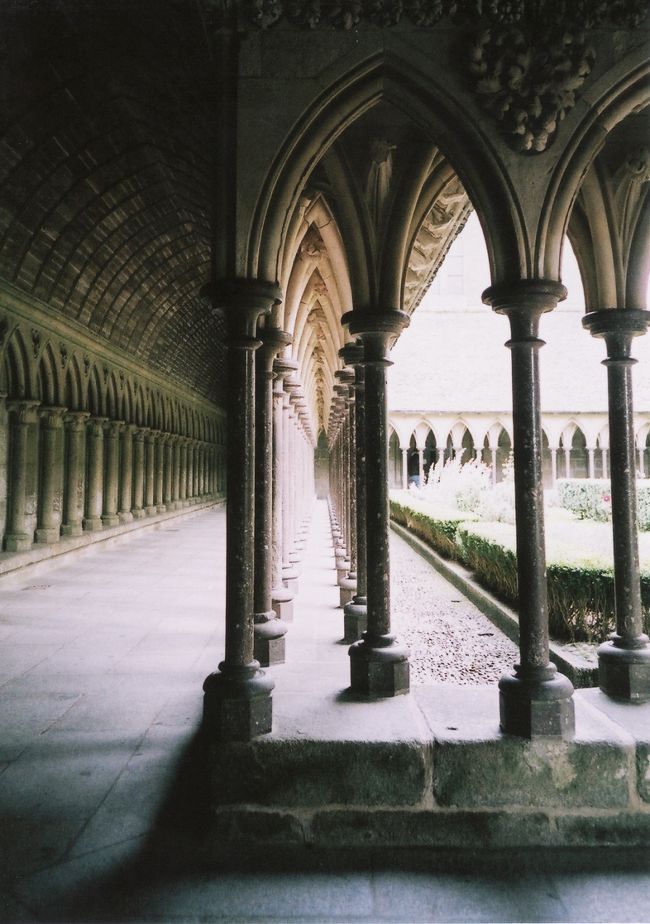 列柱廊。僧の憩いの場であり瞑想の場、中庭は天国を表しているそうな。