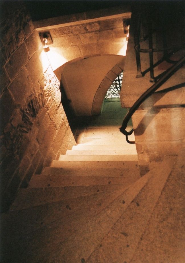 こんな階段をいくつも降りて・・