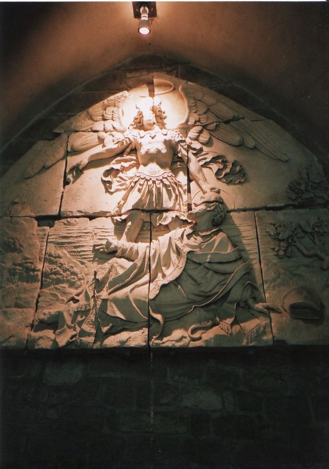 オベール司教の彫刻に出会ったり、礼拝堂だったり、修道僧の散歩道だったり。　いろいろな部屋のなかで一番印象的だったのは、太柱の礼拝堂でしょうか。ほぼ真っ暗だったので写真は撮らなかったけど、一番記憶に残っています。