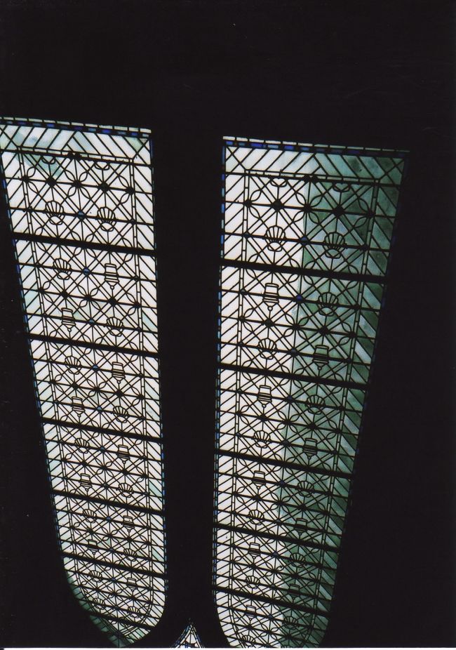 帆立貝模様のステンドグラスを。<br />昔のガラスはゆがみがあって、かえって温かみが感じられます。