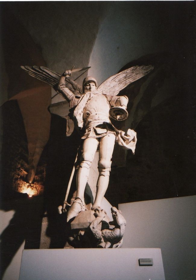 聖ミカエルさんの像が最後に迎えてくれます。ここを過ぎるとギフトショップです。大聖堂の一番上にいる金色に輝くミカエルさんと実物大だと思います。なかなか精悍なイケメン！（ってそこかい；）