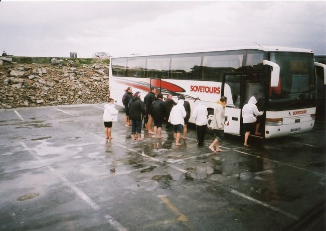 モンサンミッシェル観光も終わり、ほかのツアーバスを激写。<br />干潟観光に行ってきたのでしょう、この寒さの中パンツ一枚になって<br />お兄さんたちが帰ってきてました。<br />干潟のそばに普段住んでるもんで別段私には珍しくもなんでもないんだけど、干潟ってめずらしいもんなんだね。<br />干潟遊びは気お付けてくださいな・・・<br />にしても、寒そう・