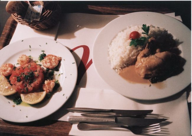 ＰＭ２０：３０過ぎ、エッフェル塔のシャンパンフラッシュを見ながらパリ市内に帰ってきました。　いわゆる日本人街といわれる付近のお寿司屋さんの前でなぜかバスが停まります。<br />そこから、ホテルへ夜道を急ぎます。途中、フランス人の若い男の子が私を後ろから付けてきて追い越しざまにこちらをチラリと見ていたんだけど、はっきり言って私、狙われてた？まあいいや。なんもされんかったけん。<br />ジモティーのように堂々と歩いてれば、大丈夫。ブランドの袋を持ってるわけでもないし。でも、夜道はやっぱり一人で歩くのは要注意と思いました。<br />今日は、疲れてるし雨にぬれて寒いので食べに出る余裕なし・・ということで、気になっていたルームサービスをとってしまいました。左はエントレのトマトとバジルとシュリンプのサラダ。右はメインの鶏肉の煮込みクリーム添えとライス。合わせて、４４ユーロ位だったかな？ライス以外はおいしゅうございました。ソースに編茸が使われててとてもおいしかったので、後日ギャラリーラファイエットで見つけましたが、一瓶で５０ユーロ？もする高級品でした。帰ってきてから楽天でキノコの名前確認してしまいました。<br />楽天ショップていろんな意味で便利。注文をレセプションにしてからメニューに書いてある通り１５分以内に温かい状態で持ってきてくれます。親切なスタッフさんでした。３日目終了です。<br />モンサンミッシェルの情報は記憶が定かではありませんがガイドブックを見ながら書いてます。正しい情報があれば、ご指摘くださいませ。<br />