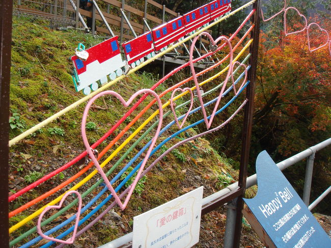 奥大井湖上駅。<br /><br />カップルが願いをこめて南京錠をかけるそうです。<br /><br />ここで結婚式を挙げられるってTVでやってました。<br /><br />ホームで鍵が打ってるのかと思ったけど、どこにもありませんでした・・・<br />鍵も２個くらいしかかかってなかった。。。