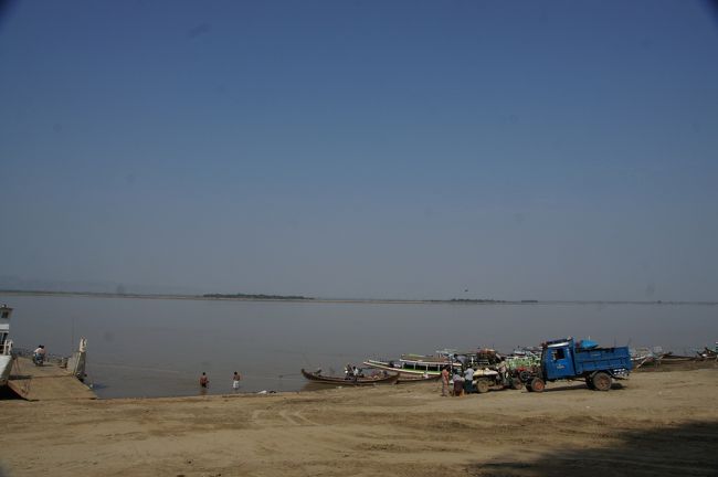 漆器博物館の前を過ぎて、坂を下って行くと、大きな川が見えて来ましたね。エーヤワディー川です。目的地とは違うみたいですが…<br /><br />船着き場の様で、船でエーヤワディー川ツアーはどうだ？って声かけられますが、遠慮しておきます。簡単に引き下がってくれましたね。