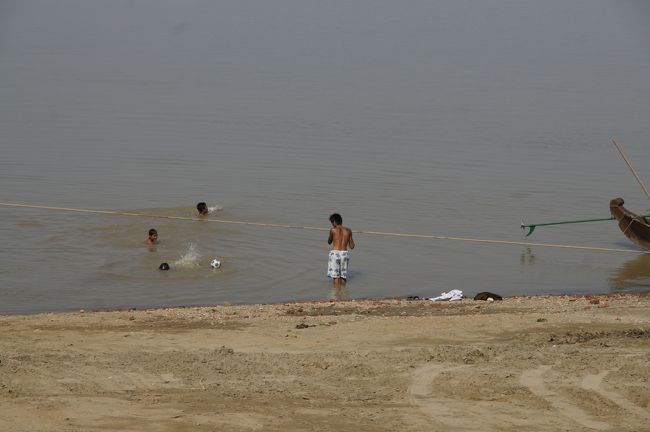 しばし、木陰で川を眺めて行きましょ。<br /><br />茶色い川ですが、泳いでるガキどもいるね。