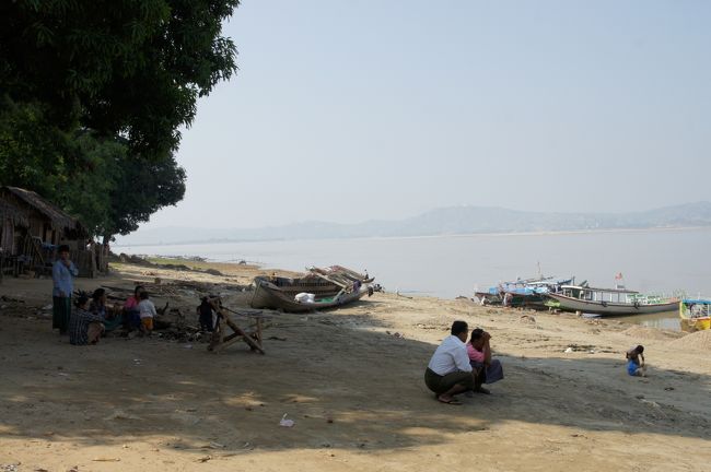 木陰、涼しくてえぇなぁ。時折吹く風が気持ち良い。