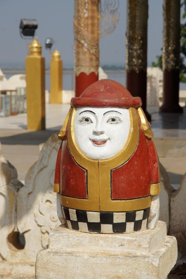 守り神様？口元は微笑んでいるようですが、目が笑って無いような…