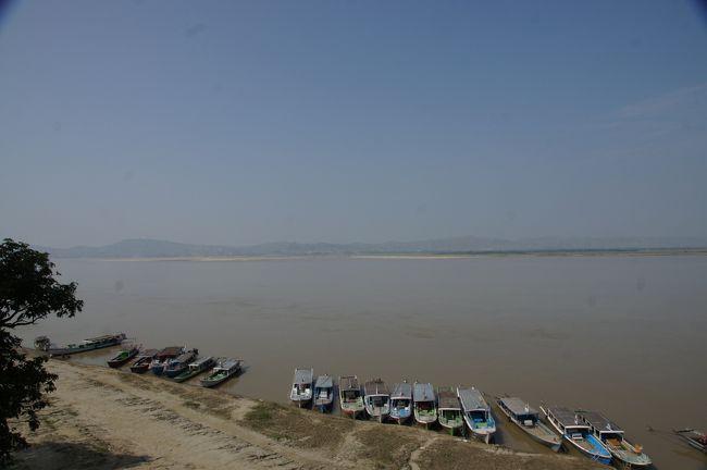 川沿いの寺ですので、ここからもエーヤワディー川が良く見えます。