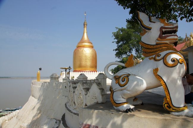 川の方に下りて行く階段が有ります。