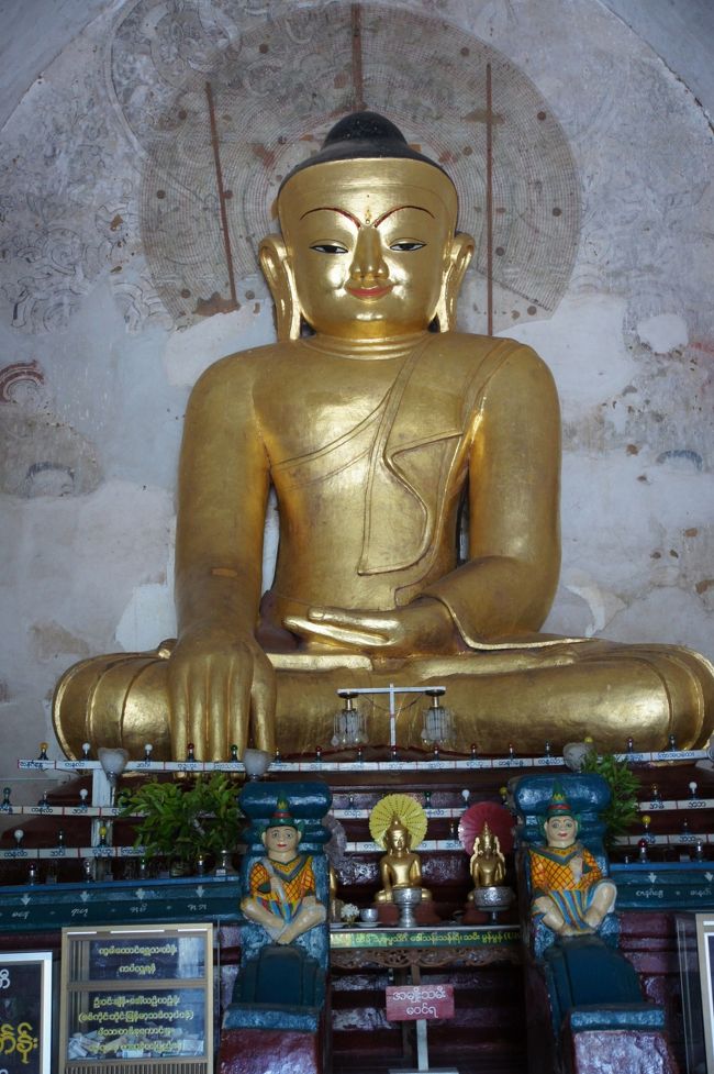 まずは、中から見学しようかな…って、やっぱり金色の仏様ですね。