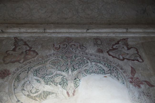 仏様の背後、壁画も残ってますな。