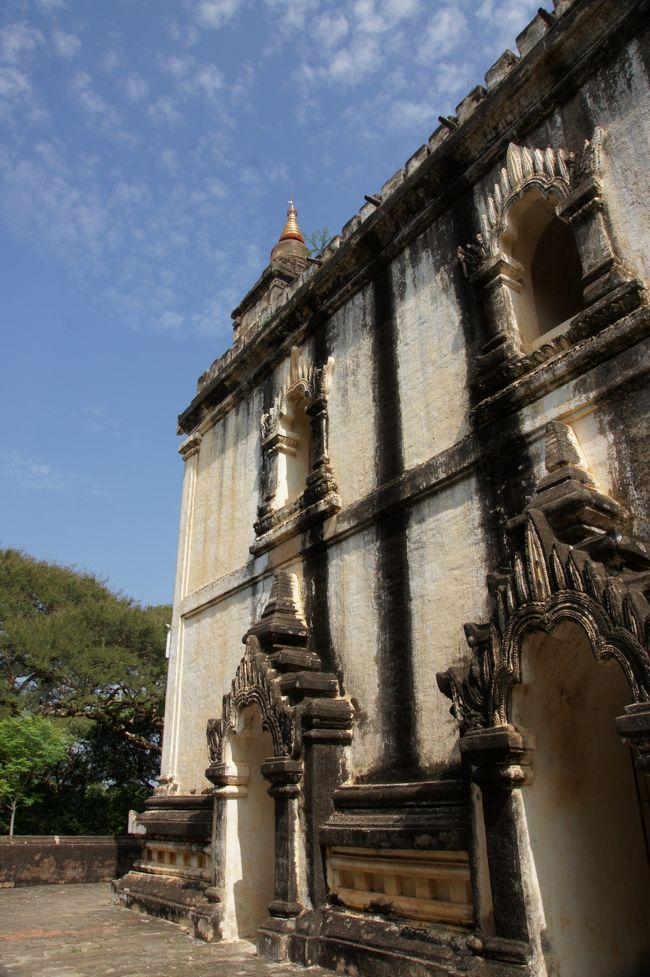 建物が大きすぎて、外周回っている内は、上層部の仏塔は見えまへん…