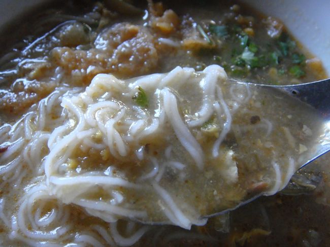 お箸は無くて、匙で細麺すくって食べるのね。思ったより味が濃かったけど、量はちょうどえぇくらいでした。