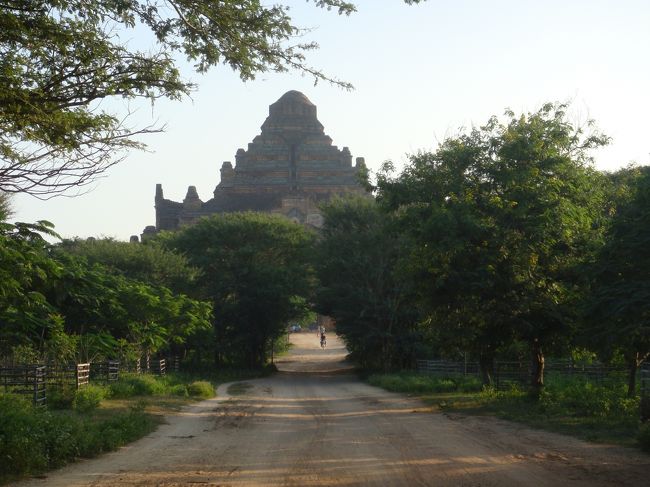 見所を結ぶ道なので、同じ砂道とは言え、先ほどスラマニ寺院を目指した道とは違って、自転車の運転も楽ですね。こっちから来りゃ良かった。