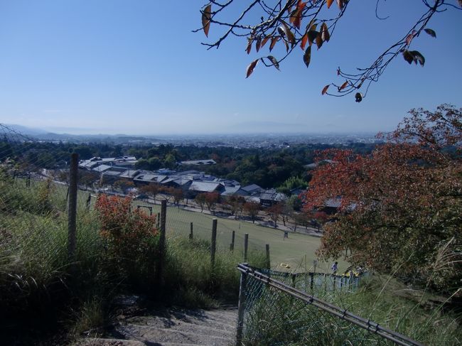 少し登って振り返ってみると、紅葉の中に奈良の町が映し出されました。<br /><br />
