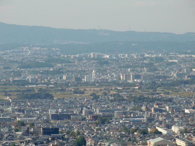 頂上付近に到着です。<br /><br />少しズームにして撮ってみました。<br /><br />わかりますか・・？？<br /><br />この中に、大極殿が映っているのです・・<br /><br />よ〜く目を凝らして見てください。