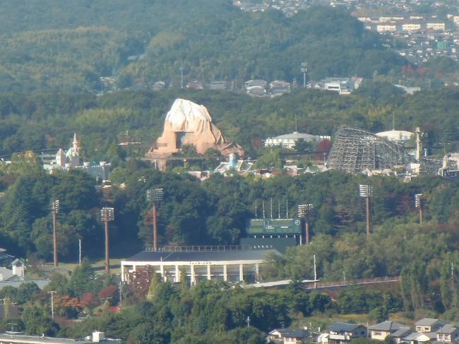 地元の人には有名な、ドリームランドの山です。<br /><br />そして、その手前に見える市営球場・・<br /><br />う〜ん・・息子たちが野球に夢中になっていた頃が懐かしい・・