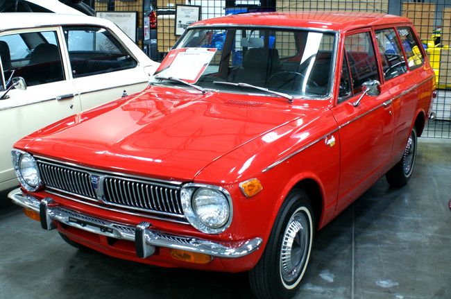 トヨタ　コローラ（Toyota Corolla）<br /><br />私が空軍の現役に入ったのが１９６５年。　　当時のアメリカの道に溢れていたのが　ボルクスワーゲン（VW）　のビートルス　でした。<br /><br />１９７１年、空軍現役から除隊して南カリフォルニアに戻ると道は　ビートルスに代わって日本車でいっぱい。　　　トヨタがトヨペット、日産が　ダットサン。　<br /><br />我々が購入したのが　コローラのワゴンでした。