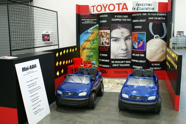 Mini RAV 4<br /><br />形を本物に似せた子供の玩具だと思います。。。