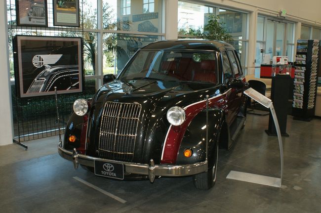 展示されている車の１つが、トヨタが最初に造ったと云う　１９３６年　モデルAA　の複製（1936 Model AA Replica）<br /><br />