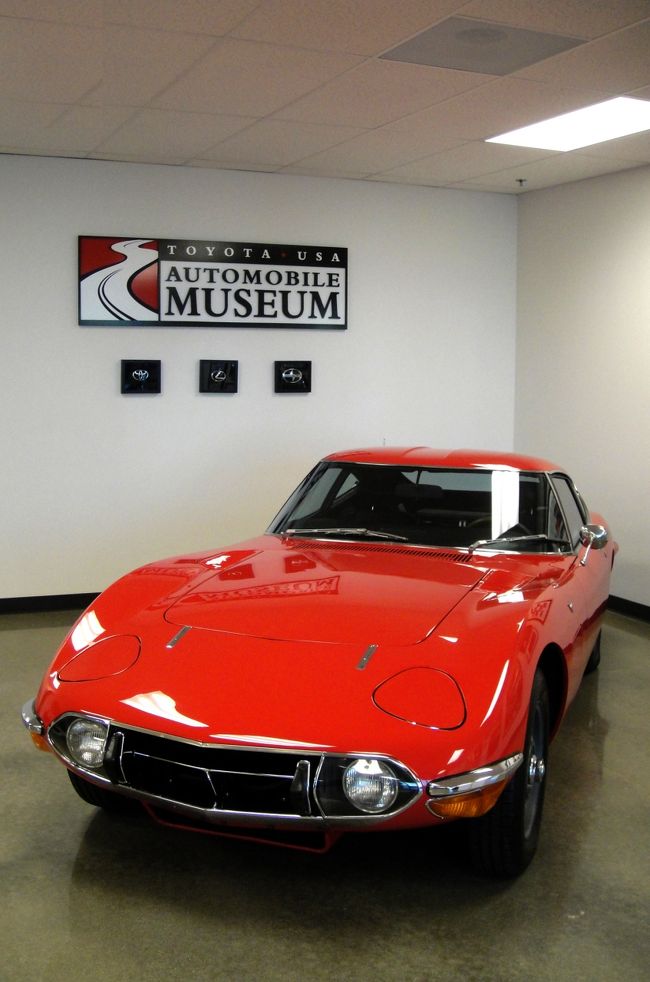 会議などに貸し出ししている部屋に置かれている　スポーツ　カー。