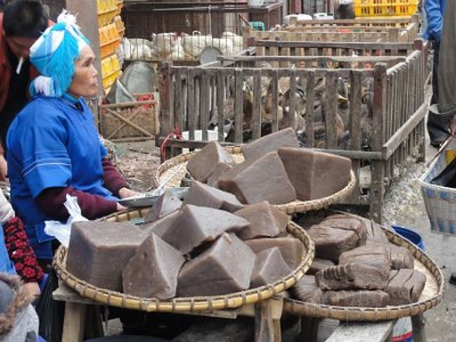 　会場を確認した後、街を見学しながらバスターミナルの方に戻ります。市場などに寄り道しながらゆっくりと。この日は、祭りの日。出店など普段と違う仕事をする人がいる一方で、大半のお店は普段どおり営業しています。