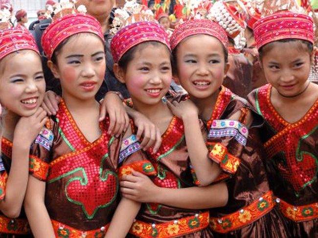 [まとめ]<br /><br />　今日一日十分楽しんだので、そろそろ帰ることにします。二日目の内容は一日目と大差ないという話です。5時にバスターミナルに戻ると凱里行きのバスはもう終わっていました(黄平へは5時半くらいが最終)。幸い、中学校近くを通る私営の乗り合いワゴンに乗り込むことができ、その日のうちに凱里に戻ることができました(15元=180円、45分)。<br /><br />　凱里発一泊二日の芦笙祭めぐり、何とか無事終わりました。２つの芦笙祭を見た感想としては、やはり谷隴がお勧めです。華やかさと素朴さが共存していて、いい感じです。では重安はというと..　闘牛士の気分を味わいたい人はぜひどうぞ！ 人生一度くらいは牛に追いかけられるのも悪くありません。