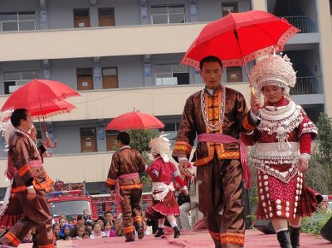 　開幕式のプログラムが終わったはずのステージでは、なぜかファッションショーのようなものが行われていました。