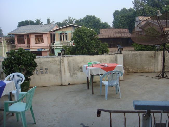 宿の二階のテラス。こちらで朝食です。昼間は、物干しね。