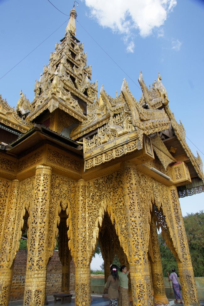 山上のお寺、タウン・カラッの入り口の門に着きました。こっから上りですなぁ。あんまり急じゃ無きゃいいけど。