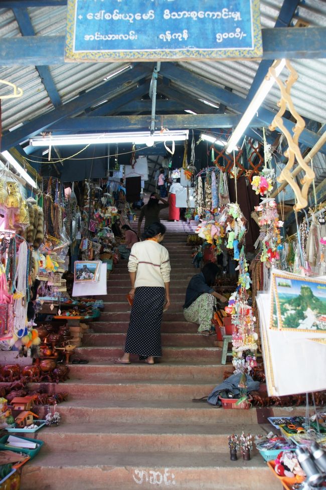 階段の両脇には、びっしりと土産物屋さん。<br /><br />んでも、あんま声はかけてこないね。