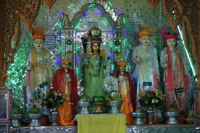 途中に有った祠の内部…カラフルやね。個人的に、あんまカラフルなのは有難味を感じませんが。