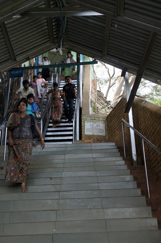 階段には、屋根が付いているので、日差しが無くてヒンヤリしてます。ちなみに、土産物屋を過ぎた辺りから、土足厳禁なので、裸足で歩いてます。<br /><br />階段には、けっこサルの落し物があって、靴履きたい所ですが…