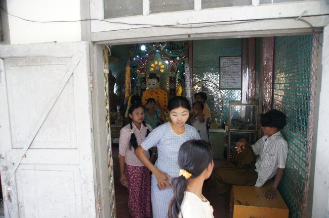 山頂ですから、それほど広くは無いですが、お参りの方々で混み合ってます。