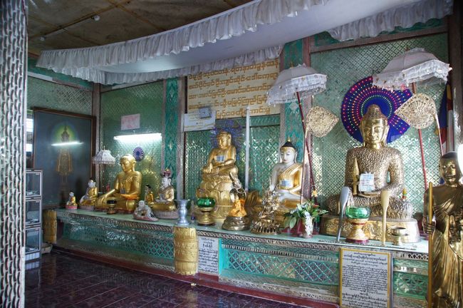 祠が並んでいて、それぞれに仏様。