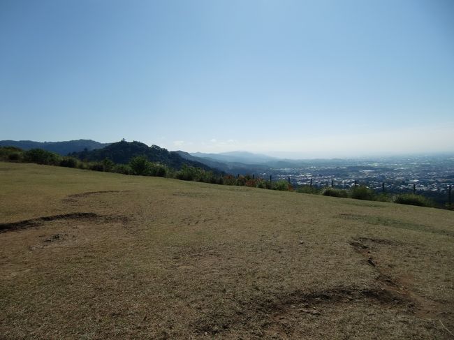 もっと晴れ渡っていると、大和三山が見えます。<br /><br />残念ながら、写真には撮れていませんでした・・（涙）<br /><br />しかし・・<br /><br />きれいに見える私の足元には・・<br /><br />鹿さんのウ○○が・・・<br /><br />こんなに高い所まで鹿も上がってくるんですね。