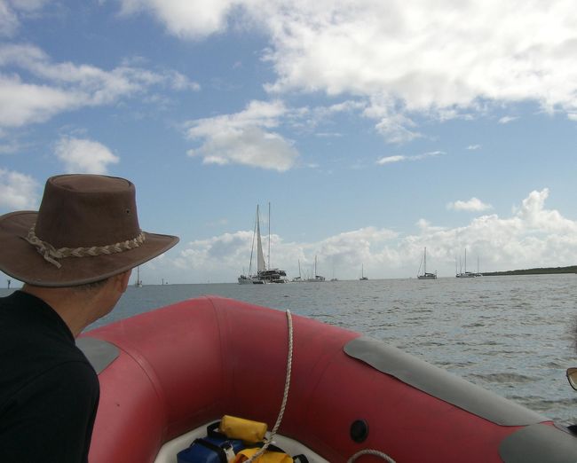 ボートに乗って移動。<br /><br />昨夜買ったカンガルーハットをさっそくかぶり、ノリノリな父。